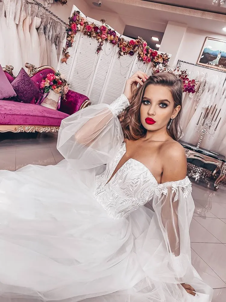 ---Elegante e sensuale abito da sposa A line con maniche lunghe a sbuffo, scollatura a V con spalle scoperte--
