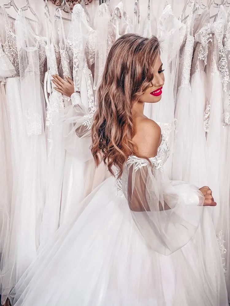 ---Elegante e sensuale abito da sposa A line con maniche lunghe a sbuffo, scollatura a V con spalle scoperte--