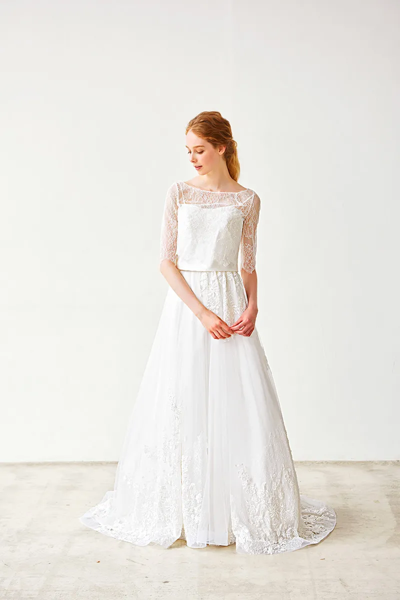 ---Vestido de novia corte A con escote corazón y manga corta transparente con aplicaciones de encaje--