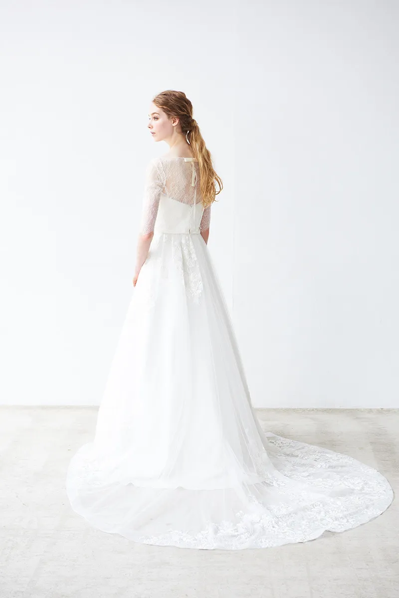 ---Vestido de novia corte A con escote corazón y manga corta transparente con aplicaciones de encaje--