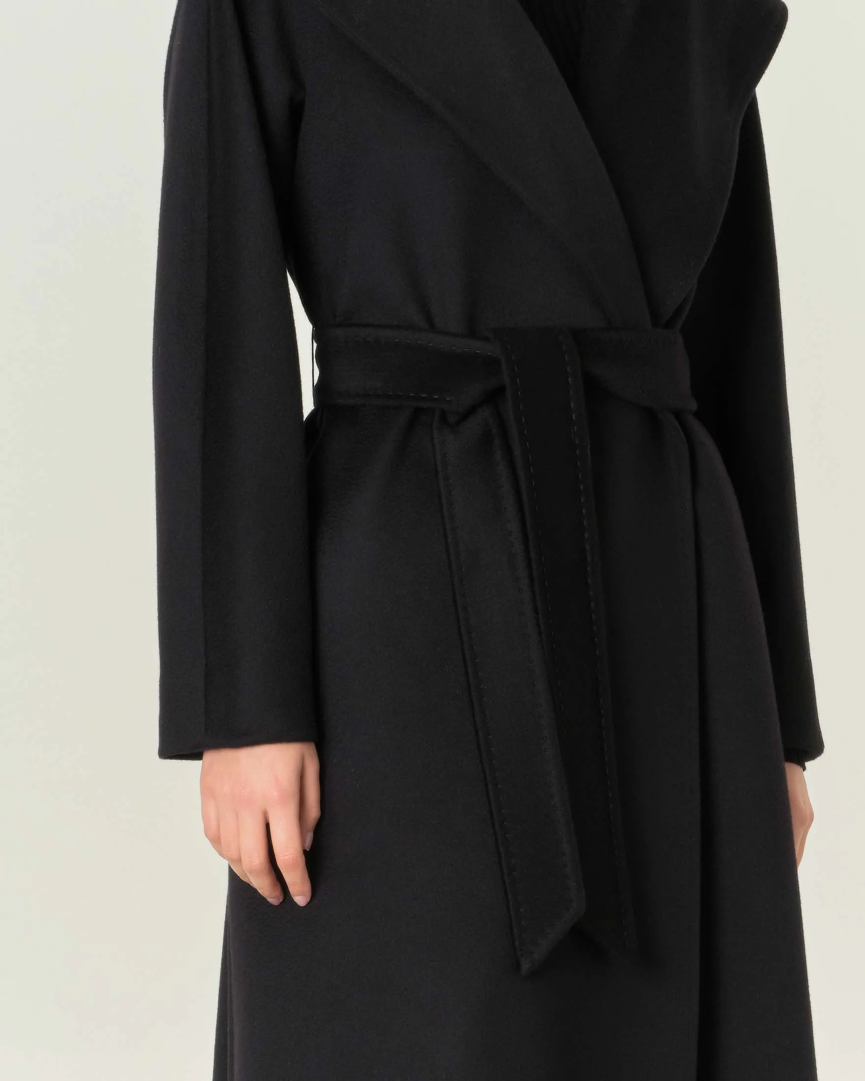 Cappotto nero in pura lana vergine con collo sciallato e cappuccio