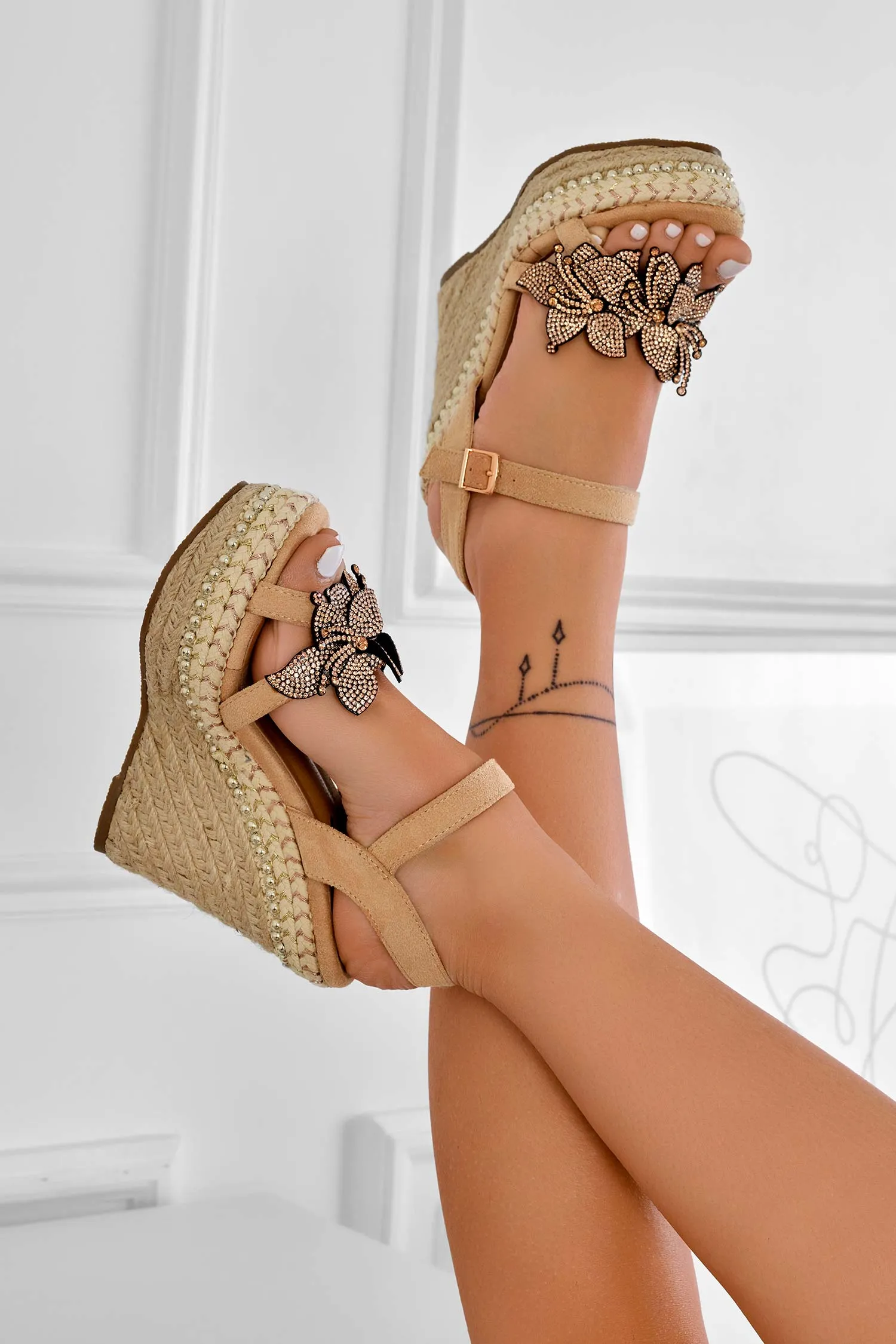 CHANDRA - Sandali beige con zeppa e fiori applicati