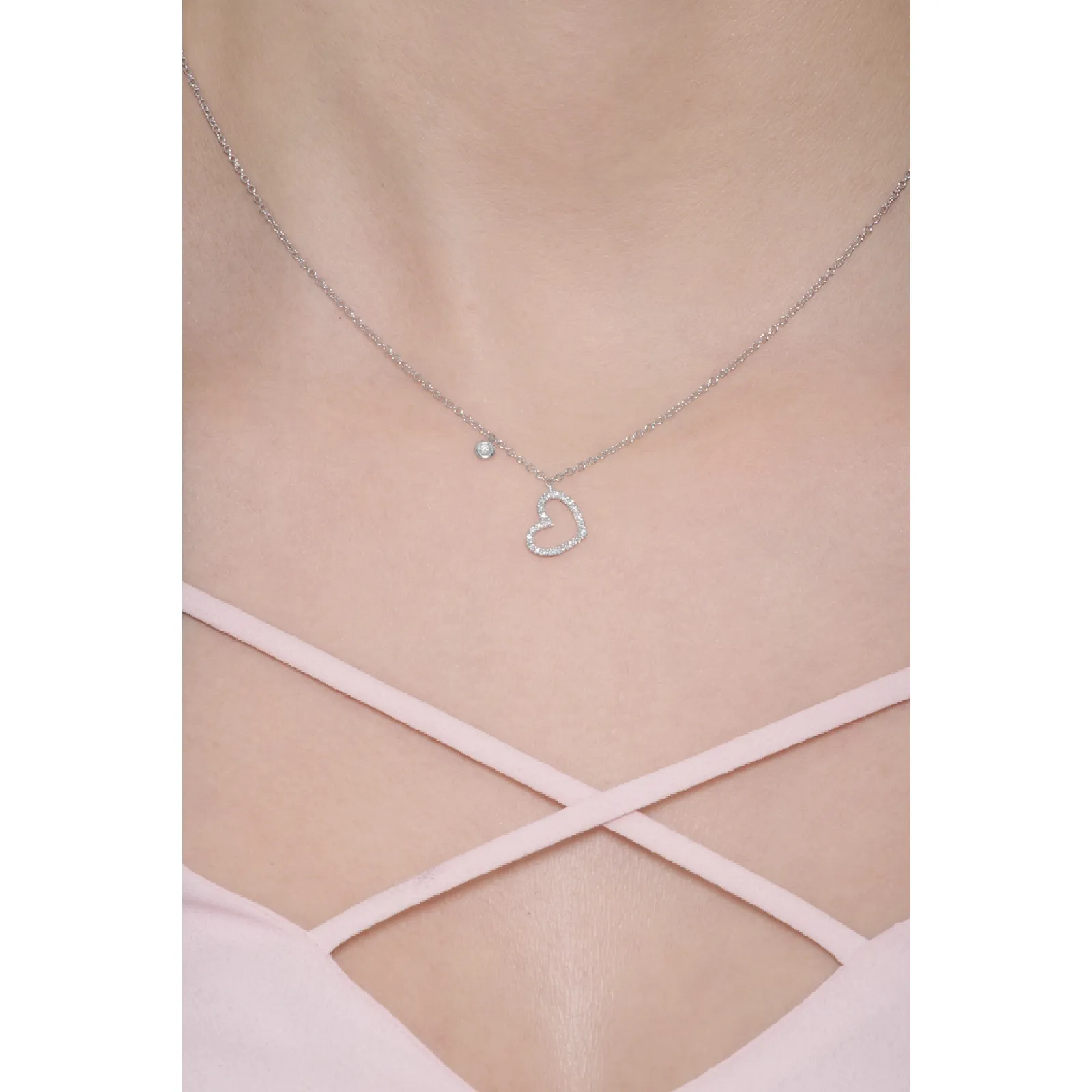 Collana in oro bianco 18k con pendente a cuore in diamanti e punto luce