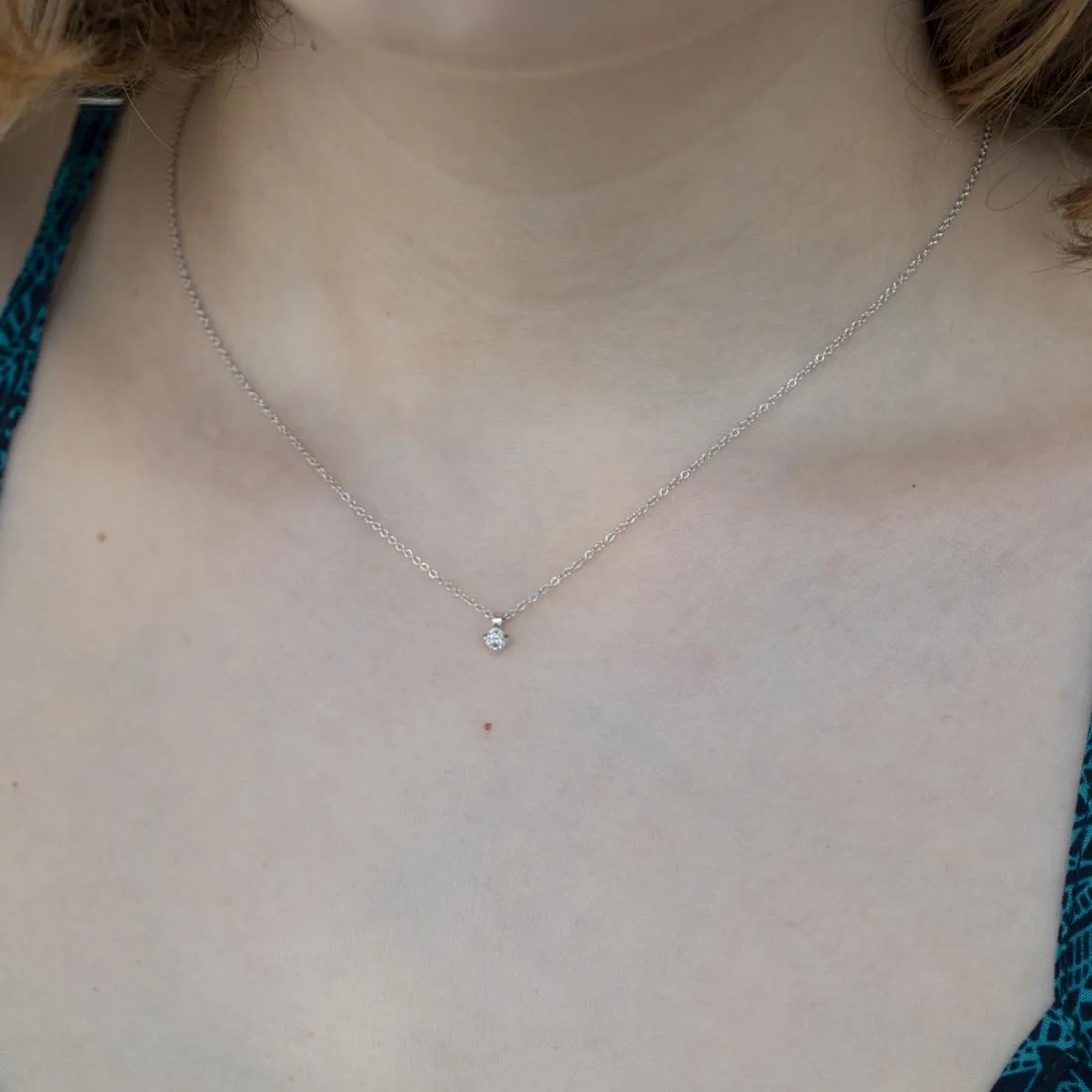 Collana in oro bianco con diamante ct 0.07