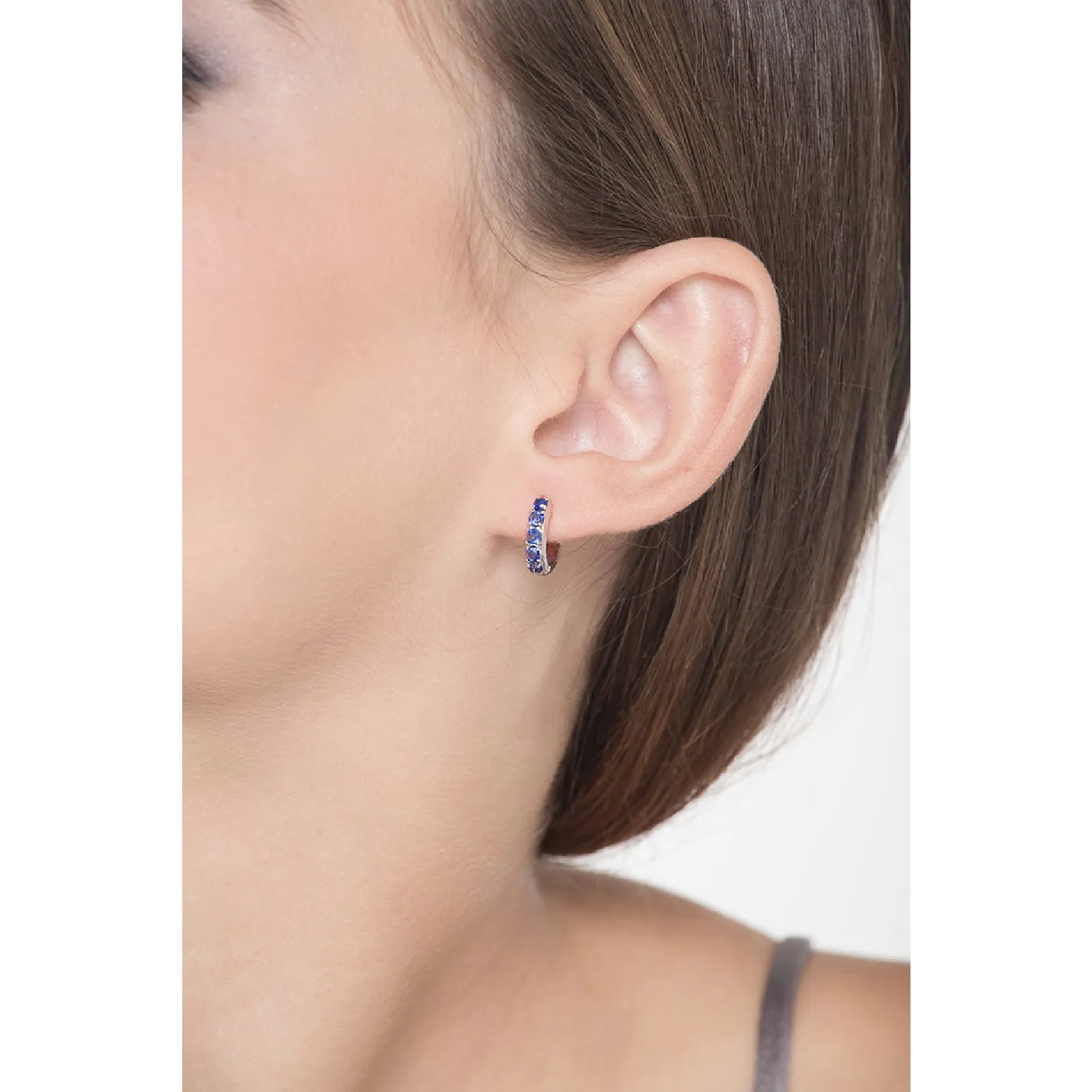 Orecchini in oro bianco 18k a cerchio con zaffiri blu