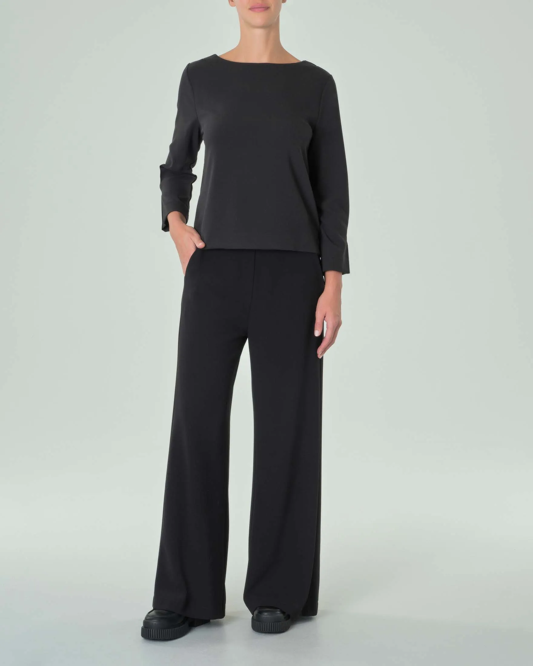 Pantaloni wide neri in crêpe di misto viscosa con elastico inserito in vita