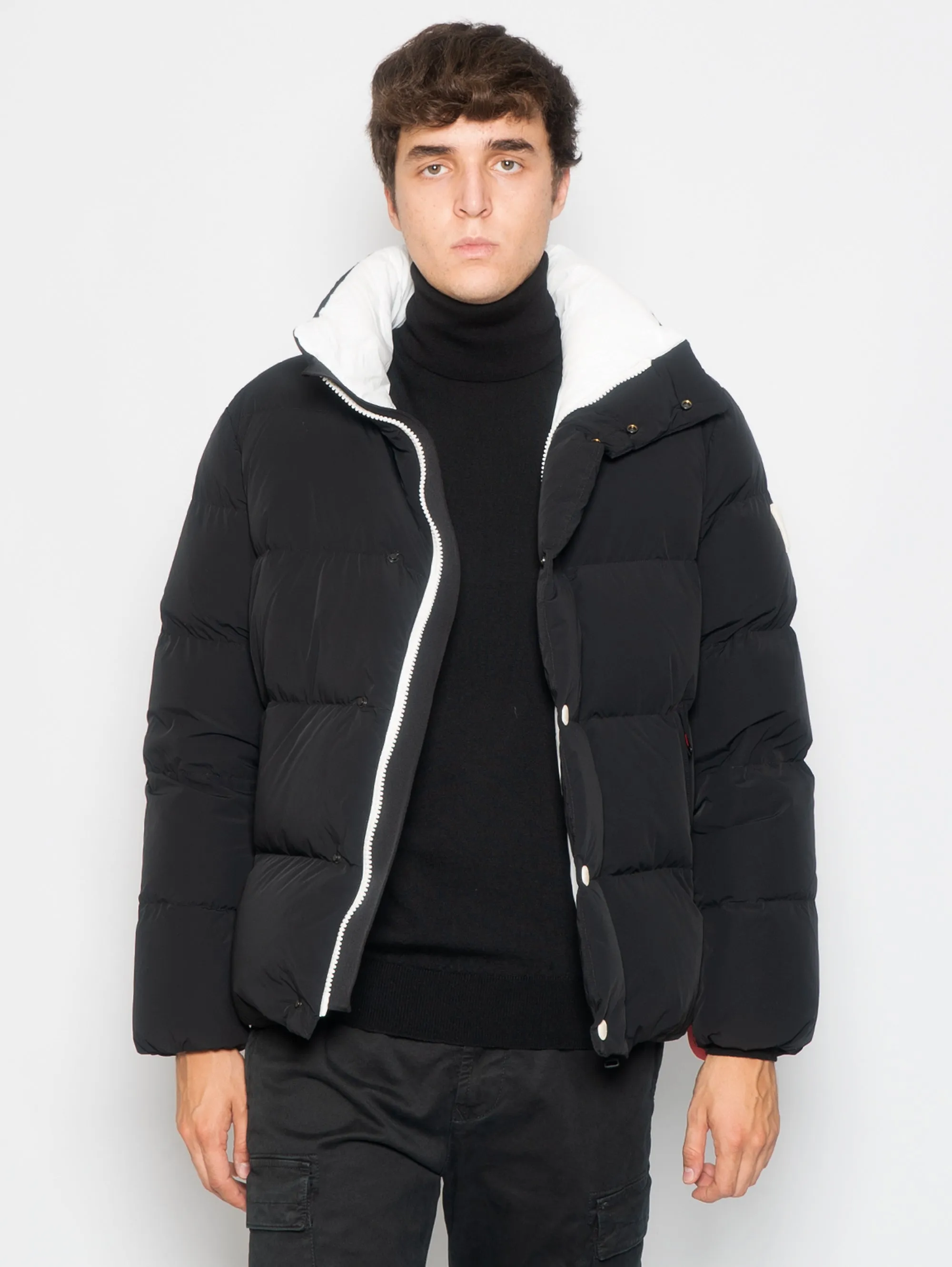 Piumino Corto con Collo Alto in Nylon Opaco Nero