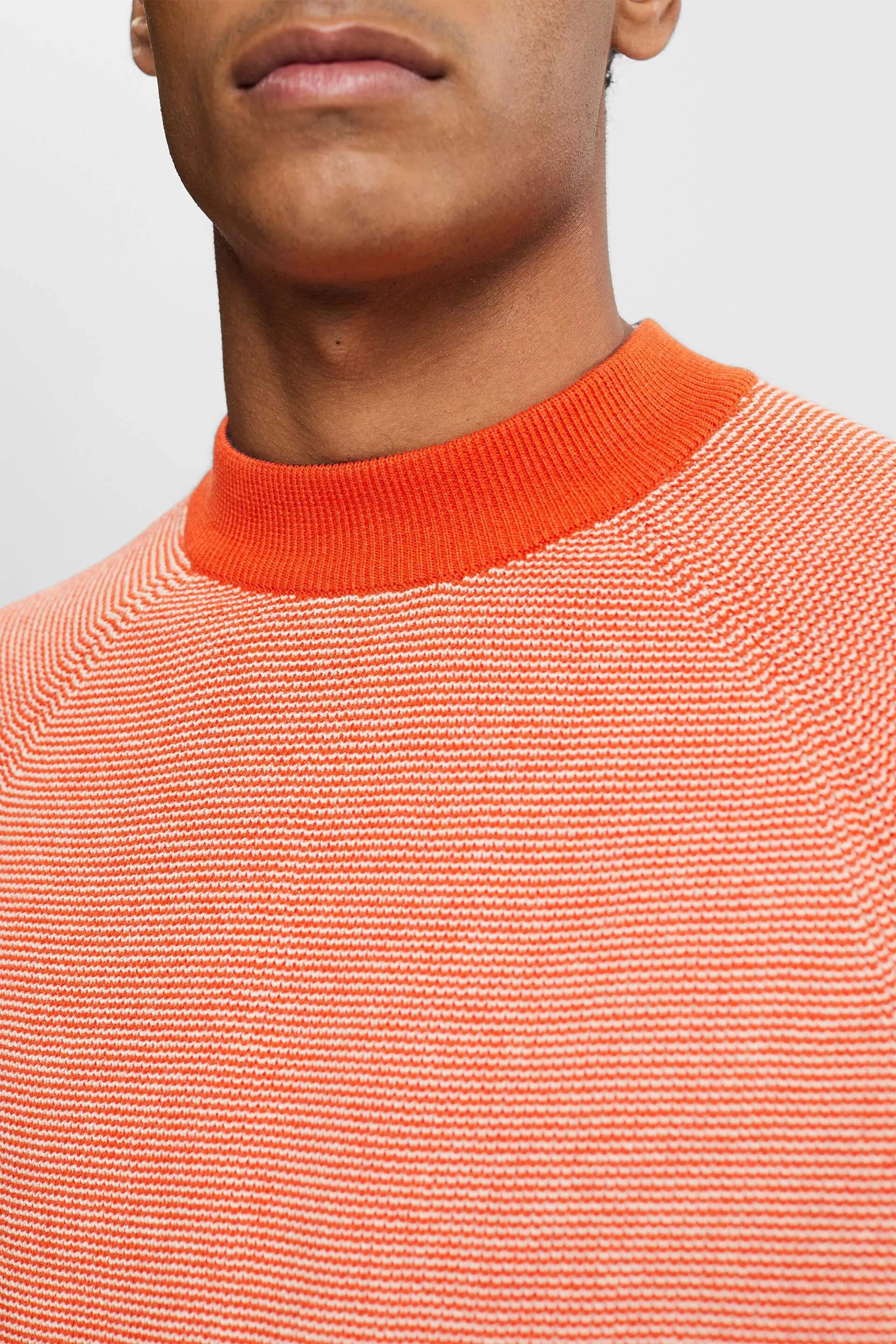 Pullover a righe con collo a lupetto