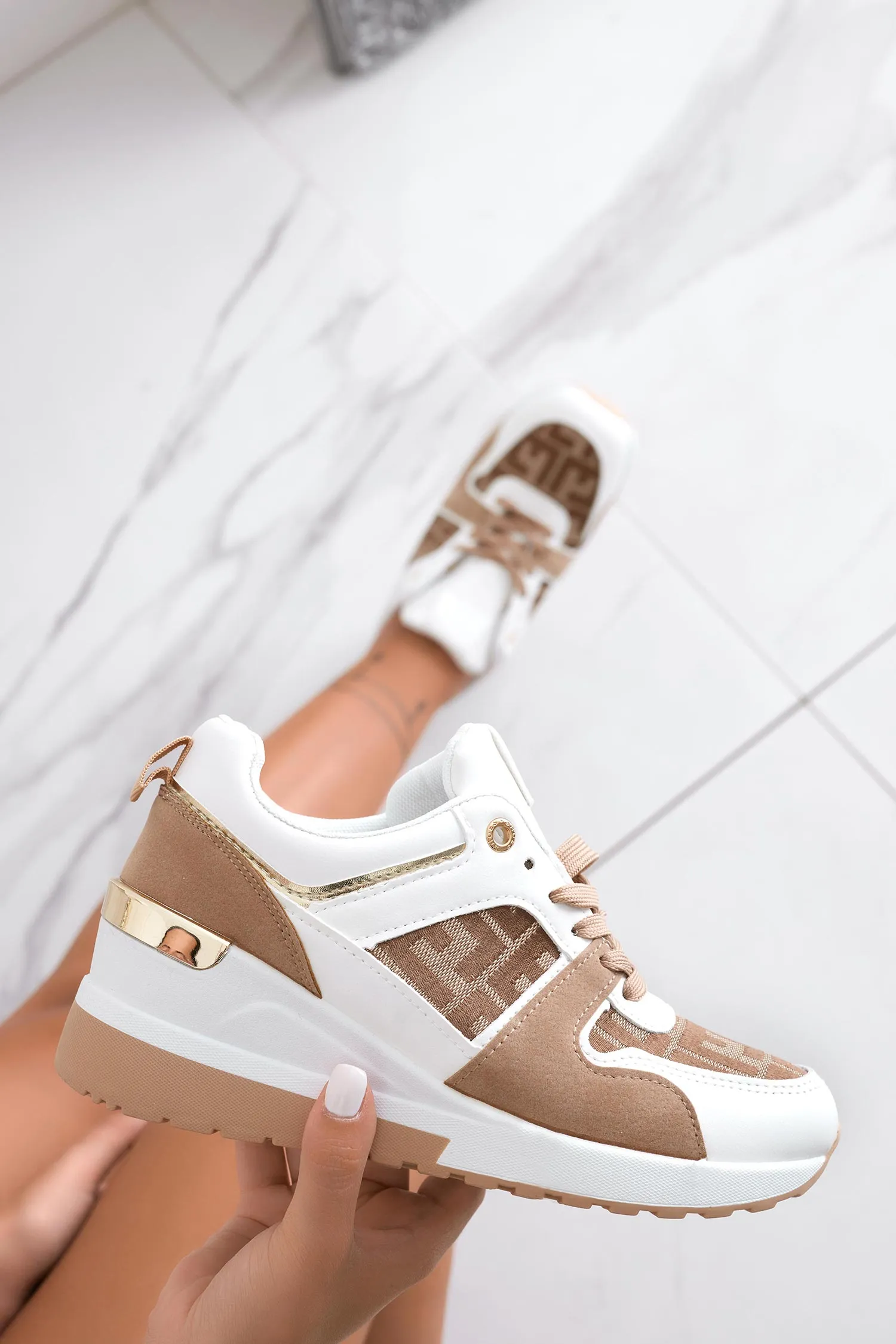 Sneakers bianche con inserti in tessuto beige