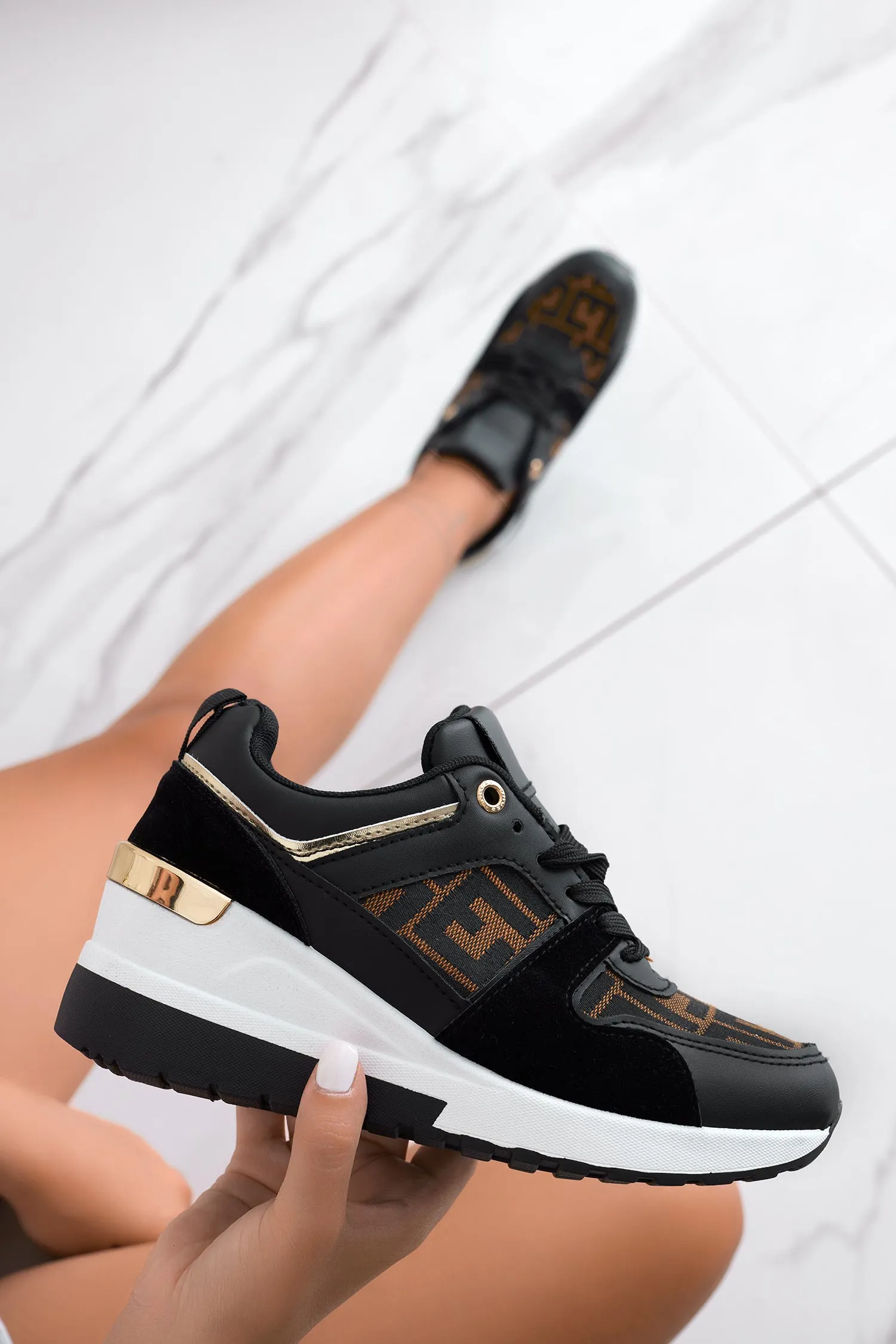 Sneakers neri con inserti in tessuto