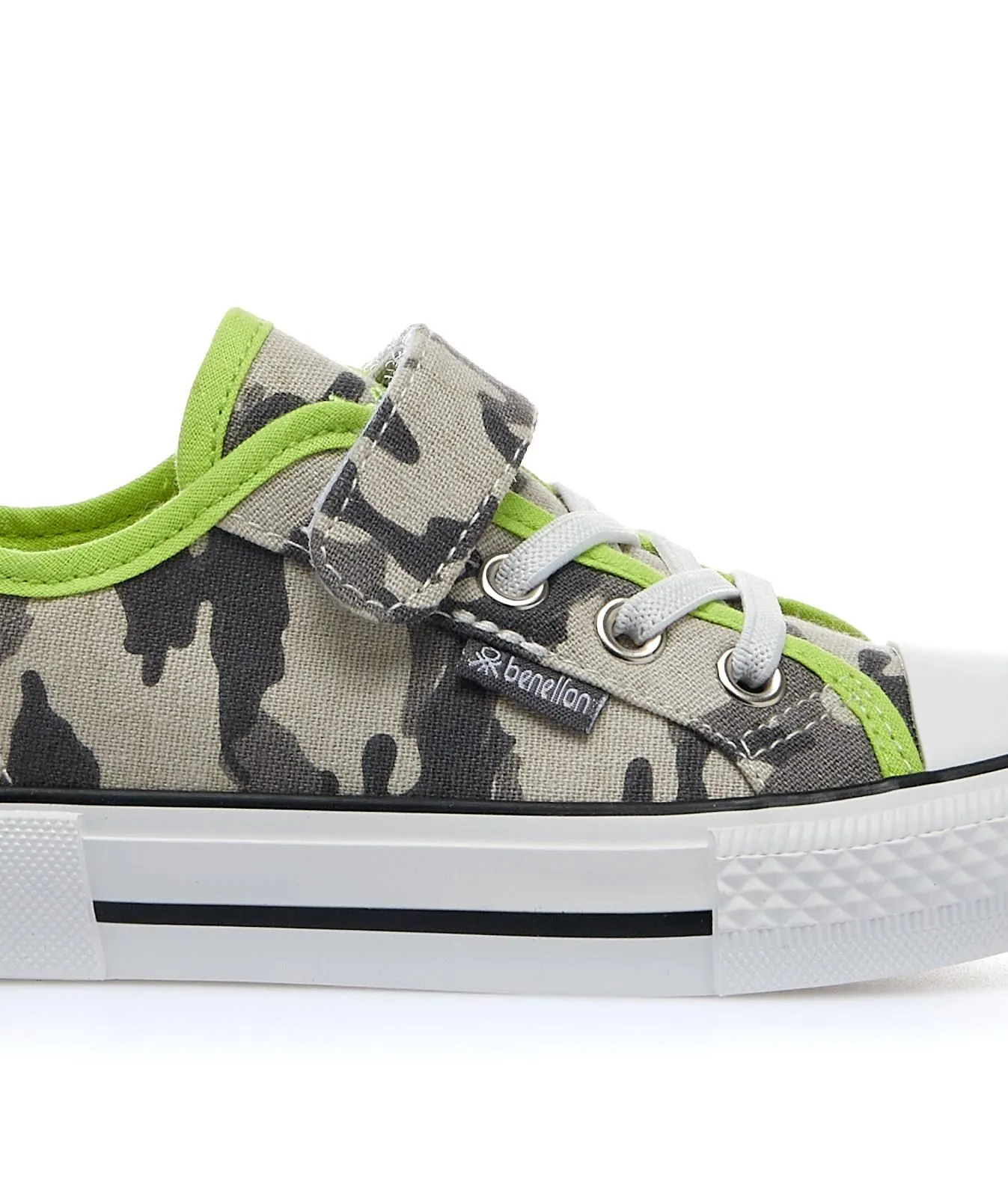 Sneakers verdi in tessuto con velcro e lacci